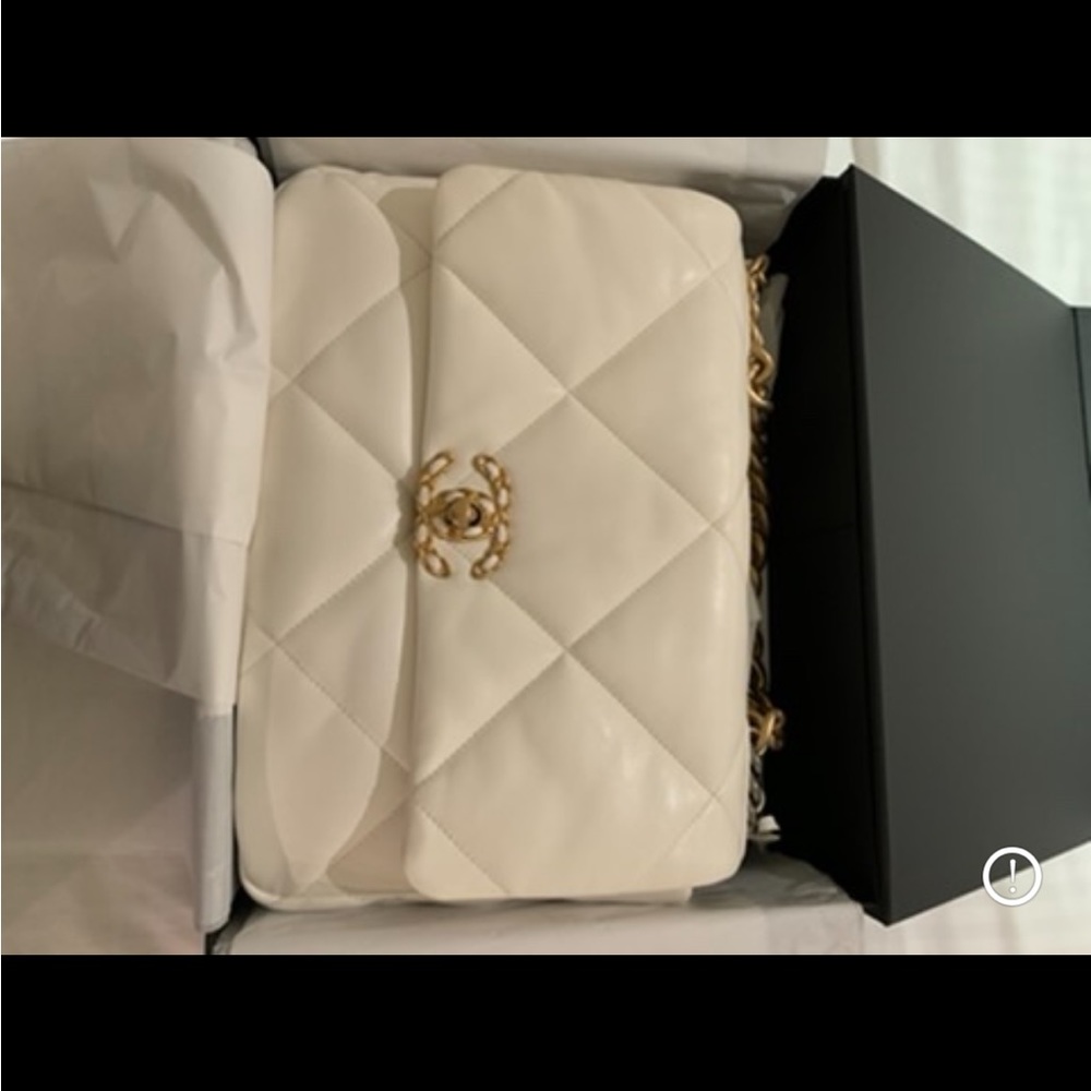 Chanel 19 Large